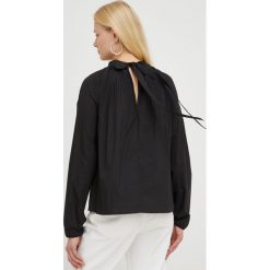 Red Valentino bluzka damska kolor czarny gładka. Czarne bluzki Red Valentino, bez wzorów, z tkaniny, bez kołnierzyka, bez ramiączek. W wyprzedaży za 1,039.90 zł.