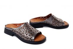 Artiker Relaks 58C2809 popielaty, klapki damskie. Szare klapki Artiker Relaks, bez wzorów, bez obcasa, bez zapięcia. Za 219.90 zł.