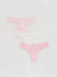 Wzorzyste majtki stringi 3 pack - różowy. Czerwone stringi Reserved, bez wzorów. Za 49.99 zł.