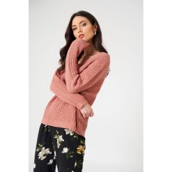 Rut&Circle Sweter z dekoltem V Mira - Pink. Różowe swetry Rut&Circle, z dzianiny. W wyprzedaży za 52.48 zł.