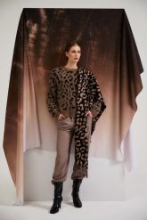 Sweter w panterkę brązowy. Brązowe swetry MOODO, m, bez wzorów, z poliamidu, bez ramiączek. Za 159.99 zł.
