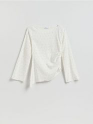 Bluzka z asymetrycznym dołem - złamana biel. Bluzki Reserved, l, bez wzorów, z tkaniny, z asymetrycznym kołnierzem, bez ramiączek. Za 109.99 zł.