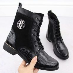 Skórzane botki damskie lakierowane kroko czarne Filippo DBT4917. Czarne botki Filippo, bez wzorów, z lakierowanej skóry, eleganckie, bez obcasa, bez zapięcia. Za 160.00 zł.