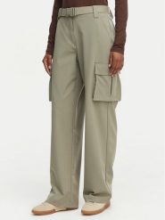 Guess Spodnie materiałowe W6GB01 W1416 Khaki Regular Fit. Brązowe spodnie materiałowe Guess, z aplikacjami, z materiału. Za 654.99 zł.