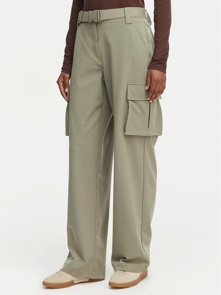 Guess Spodnie materiałowe W6GB01 W1416 Khaki Regular Fit. Brązowe spodnie materiałowe Guess, z aplikacjami, z materiału. Za 388.99 zł.