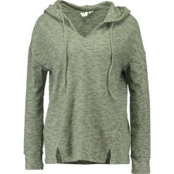Roxy WANTED AND WILD Bluza z kapturem green. Bluzy z kapturem marki Roxy. W wyprzedaży za 132.30 zł.