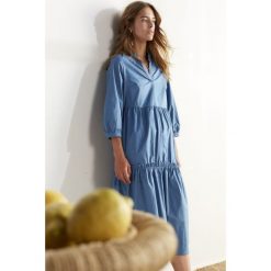 Niebieska sukienka Oui. Niebieskie sukienki Oui, bez wzorów, z bawełny, bez kołnierzyka, bez ramiączek. W wyprzedaży za 410.00 zł.