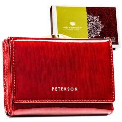 Portfel damski z lakierowanej skóry naturalnej w czerwonym kolorze - Peterson. Czerwone portfele Peterson, bez wzorów, z lakierowanej skóry. Za 134.99 zł.