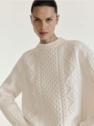 Wełniany sweter z domieszką kaszmiru - kremowy. Białe swetry Reserved, l, bez wzorów, z dzianiny, bez ramiączek. Za 359.99 zł.