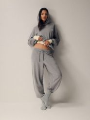 4F Bluza dresowa loose z kapturem damska - szara L. Szare bluzy 4f, l, bez wzorów, z dresówki, klasyczne, bez ramiączek, z kapturem. Za 189.99 zł.