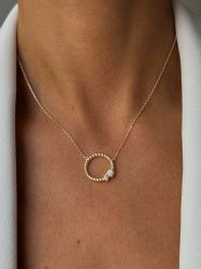 Les Favorites Pozłacany naszyjnik z elementem ozdobnym - dł. 40 cm rozmiar: onesize. Żółte naszyjniki Les Favorites, z materiału, z cyrkonią, pozłacane. Za 108.99 zł.