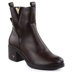 Botki damskie na słupku ocieplane brązowe Vinceza 58581. Brązowe botki VINCEZA, bez wzorów, ze skóry ekologicznej, eleganckie, bez obcasa, na słupku, bez zapięcia. Za 99.99 zł.