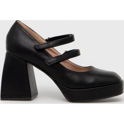 Answear Lab czółenka kolor czarny. Czarne czółenka Answear Lab, bez wzorów, bez obcasa, na obcasie, bez zapięcia. Za 169.99 zł.