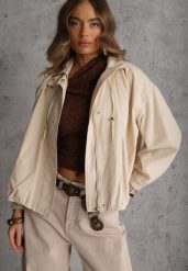 Beżowa Oversizowa Kurtka Przejściowa o Kroju Bombki z Bawełny i Wiskozy Birana. Brązowe kurtki Renee, l, bez wzorów, z bawełny, z kapturem. Za 179.99 zł.