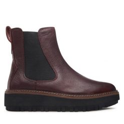 Sztyblety Clarks. Czerwone botki Clarks, bez wzorów, bez obcasa, na płaskiej podeszwie, bez zapięcia. Za 719.99 zł.