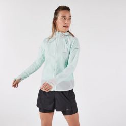 Kurtka do biegania w terenie wiatrówka damska Kiprun Run 900 Wind. Niebieskie kurtki do biegania KIPRUN, l, bez wzorów, z materiału, bez kaptura, do biegania. Za 169.99 zł.