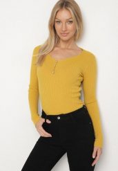 Żółty Prążkowany Sweter z Dekoltem w Serek z Biżuteryjnymi Aplikacjami Ralinasa. Żółte swetry Born2be, m, z aplikacjami, z jeansu, bez ramiączek. Za 59.99 zł.