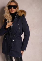 Granatowa Kurtka Parka z Kieszeniami i Kapturem z Futerkiem Caulisa. Niebieskie kurtki Renee, s, bez wzorów, z futra. W wyprzedaży za 231.99 zł.