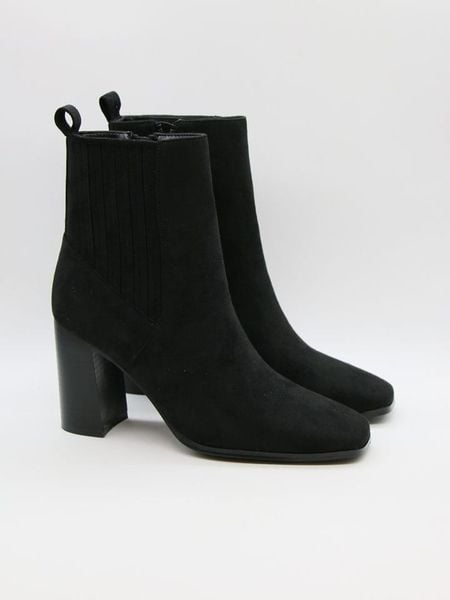Bellucci Botki w kolorze czarnym rozmiar: 39. Czarne botki Bellucci, bez wzorów, eleganckie, bez obcasa, bez zapięcia. Za 179.95 zł.
