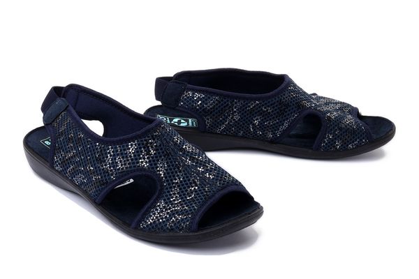 ADANEX 27254 DIK49VN granatowy, sandały damskie. Niebieskie sandały Adanex, bez wzorów, z gumy, bez obcasa, bez zapięcia. Za 122.90 zł.