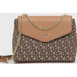 Dkny torebka kolor brązowy. Brązowe listonoszki DKNY, bez wzorów, na ramię, bez dodatków. Za 1,389.90 zł.