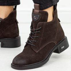 Coffee zamsz skórzane botki damskie Vinceza 133145. Brązowe botki VINCEZA, bez wzorów, z dzianiny, eleganckie, z okrągłym noskiem, bez obcasa, na obcasie, bez zapięcia. Za 299.00 zł.
