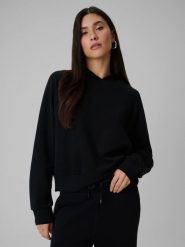 4F Bluza dresowa regular z kapturem damska - czarna L. Czarne bluzy 4f, l, bez wzorów, z dresówki, klasyczne, bez ramiączek, z kapturem. Za 199.99 zł.