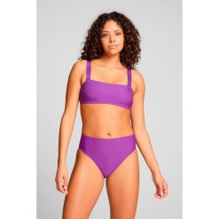 Dół od bikini z wysokim stanem i figi w kolorze fioletowym. Fioletowe bikini Puma, bez wzorów, sportowe. Za 151.99 zł.