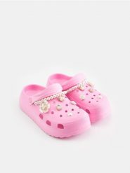 Klapki - różowy. Czerwone klapki Sinsay, bez wzorów, z okrągłym noskiem, bez obcasa, bez zapięcia. Za 49.99 zł.