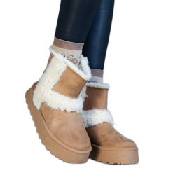 Ciemnobeżowe ekozamszowe śniegowce na platformie zdobione futrem Peters beżowy. Brązowe botki z aplikacjami, z futra, eleganckie, z okrągłym noskiem, bez obcasa, na platformie, bez zapięcia. Za 85.44 zł.