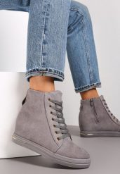 Szare Botki na Ukrytym Koturnie z Łańcuchem Mavenro. Szare botki Renee, bez wzorów, z jeansu, eleganckie, bez obcasa, na koturnie, bez zapięcia. Za 69.99 zł.