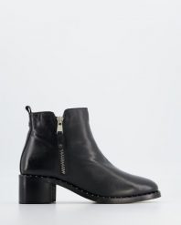 SKÓRZANE BOTKI LILLY1902 BLACK. Czarne botki Venezia, bez wzorów, ze skóry, bez obcasa, bez zapięcia. Za 259.00 zł.