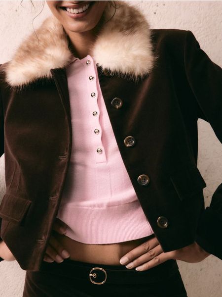 Sweter z ozdobnymi guzikami - różowy. Czerwone swetry Reserved, l, bez wzorów, z dzianiny, bez ramiączek. Za 139.99 zł.