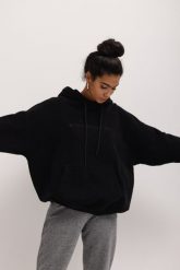 Bluza z kapturem oraz HAFTEM w kolorze TOTALLY BLACK - GARSON-UNI. Czarne bluzy z kapturem Marsala, bez wzorów, z bawełny, z kapturem. Za 329.90 zł.