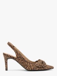 Czółenka typu slingback w panterkę z kokardką. Brązowe czółenka Ryłko, bez wzorów, z gumy, bez obcasa, na szpilce, bez zapięcia. W wyprzedaży za 299.99 zł.
