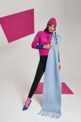 Gładki szal z frędzlami ciemnoniebieski. Niebieskie szaliki i kominy MOODO, bez wzorów, z poliesteru. W wyprzedaży za 27.99 zł.