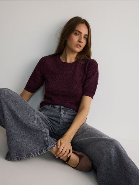 Ażurowa bluzka - ciemnofioletowy. Fioletowe bluzki Reserved, l, w ażurowe wzory, z bawełny, bez kołnierzyka, bez ramiączek. W wyprzedaży za 69.99 zł.