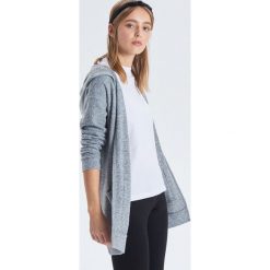 Sportowy kardigan z kapturem - Jasny szary. Swetry marki Cropp. Za 59.99 zł.