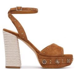 Sandały Guess. Brązowe sandały Guess, z aplikacjami, bez obcasa, na słupku, bez zapięcia. Za 719.99 zł.