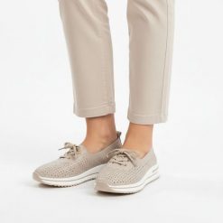 Półbuty damskie S.Barski, lekka konstrukcja perforowana cholewka sznurowanie elastyczna podeszwa miękkie wnętrze, beżowe, LR61-7044. Brązowe półbuty wsuwane S.BARSKI, bez wzorów, bez obcasa, na płaskiej podeszwie. Za 189.00 zł.