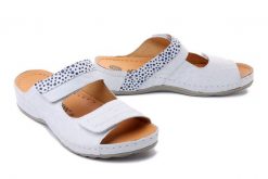 DR. BRINKMANN 700048-03 weiss, klapki profilaktyczne damskie. Białe klapki Dr. Brinkmann, bez wzorów, ze skóry, bez obcasa, bez zapięcia. Za 349.90 zł.