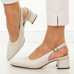 Skórzane Wt czółenka damskie Cambell 98335. Białe czółenka Cambell, na lato, bez wzorów, ze skóry, biznesowe, bez obcasa, na obcasie, bez zapięcia. Za 239.00 zł.