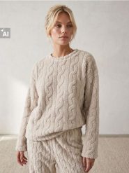 Polarowa góra od piżamy z tłoczonym wzorem warkoczowym - kremowy. Białe piżamy Sinsay, l, bez wzorów, z polaru, bez kołnierzyka, bez ramiączek. Za 39.99 zł.