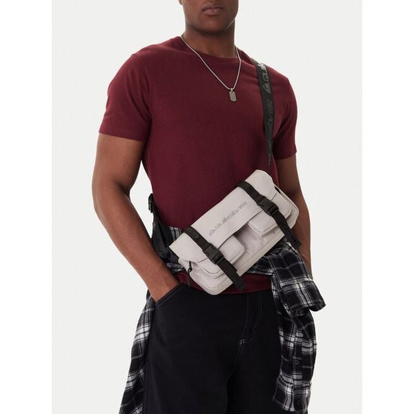 Saszetka Quiksilver. Szare nerki i saszetki Quiksilver, bez wzorów, młodzieżowe, bez dodatków. Za 129.99 zł.