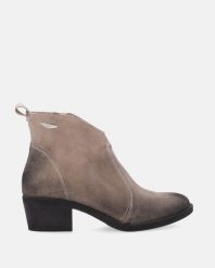 BEŻOWE KOWBOJKI ZE SKÓRY ZAMSZOWEJ M014SUBEOBB049. Brązowe botki Venezia, bez wzorów, ze skóry, bez obcasa, bez zapięcia. Za 499.00 zł.