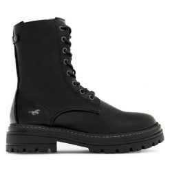 Trzewiki Mustang. Czarne botki Mustang, bez wzorów, bez obcasa, na płaskiej podeszwie, bez zapięcia. Za 239.99 zł.