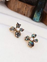 Pierres de Jade Pozłacane kolczyki-wkrętki z perłami rozmiar: onesize. Białe kolczyki Pierres de Jade, z perłą, pozłacane. Za 60.99 zł.