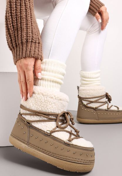 Ciemnobeżowe Śniegowce z Ozdobnym Sznurowaniem Ćwiekami i Futerkiem Covesa. Brązowe śniegowce Renee, bez wzorów, bez zapięcia. Za 169.99 zł.