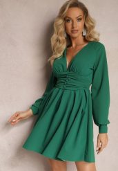 Zielona Sukienka Mini z Trójkątnym Dekoltem i Marszczoną Talią Ozdobiona Guzikami Bulwina. Zielone sukienki Renee, l, bez wzorów, eleganckie, bez kołnierzyka, bez ramiączek, mini, kopertowe. W wyprzedaży za 119.99 zł.