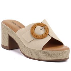 Klapki damskie na słypky beżowe Sabatina 1103-1. Brązowe klapki Sabatina, z aplikacjami, ze skóry ekologicznej, bez obcasa, bez zapięcia. Za 139.99 zł.